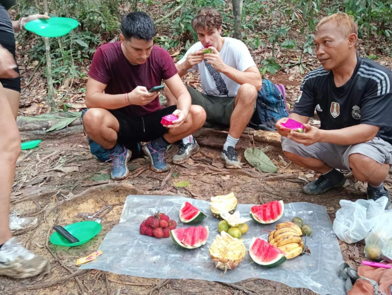 Landak River Guest House Only Trekking With Us Bukit Lawang Extérieur photo